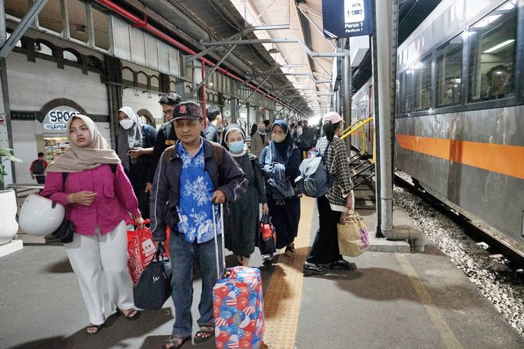 Penumpang kereta api mulai padati Stasiun Tawang dan Poncol Semarang