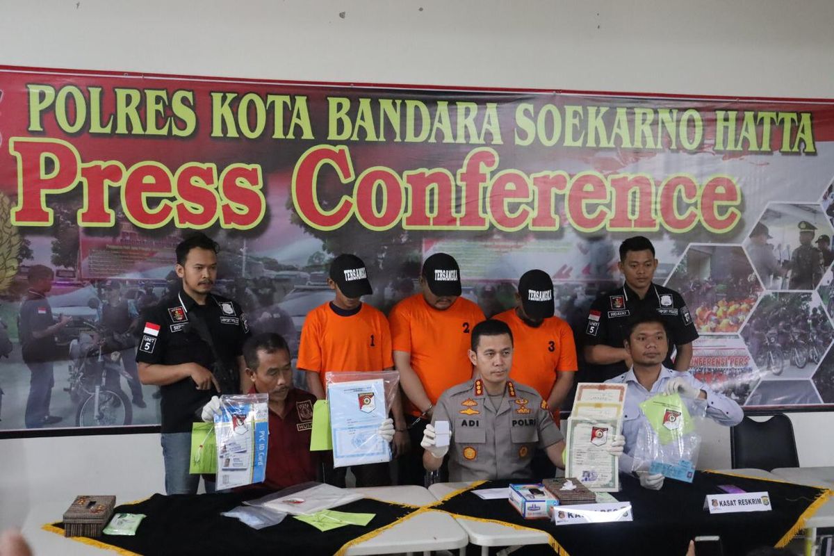 Barang bukti dokumen yang dipalsukan para tersangka saat konferensi di Polres Bandara Soekarno-Hatta, Selasa (4/2/2020)