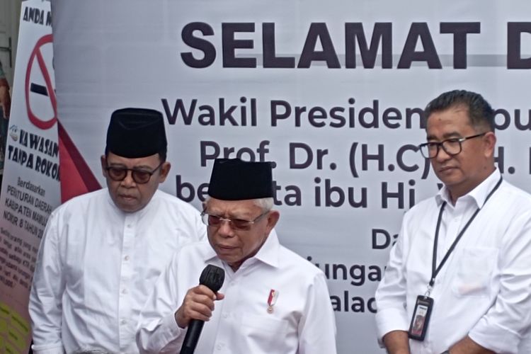 Wakil Presiden RI Ma'ruf Amin (tengah) saat diwawancara wartawan di Kabupaten Mamuju, Sulbar, Jumat (24/2/2023).