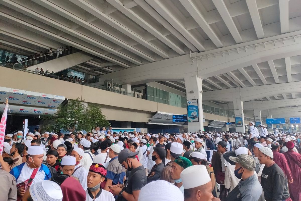 Simpatisan Rizieq Shihab padati kawasan Terminal 3 Bandara Soekarno-Hatta, Selasa (10/11/2020).