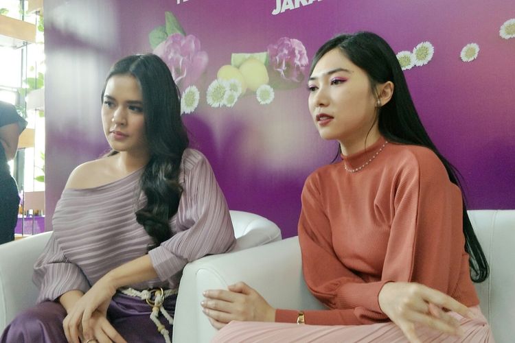 Penyanyi Isyana Sarasvati dan Raisa saat ditemui di jumpa pers kampanye #TakTerhentikan di Ecology, Kemang, Jakarta Selatan, Senin (7/10/2019).