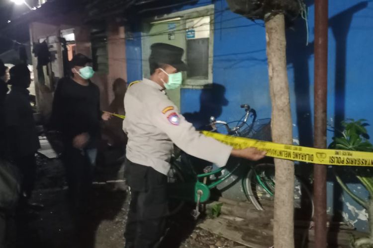 Foto: Olah TKP kematian Misrai (55) warga Kelurahan Dawuhan, Kecamatan Situbondo, Provinsi Jawa Timur yang ditemukan membusuk di dalam rumahnya pada Jumat (24/1/2025) pukul 20.30 WIB. 