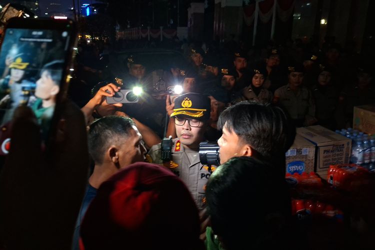 Massa Warga Pati dan Ojol Tolak Bubar dari Depan DPR, Negosiasi dengan Polisi Berlangsung