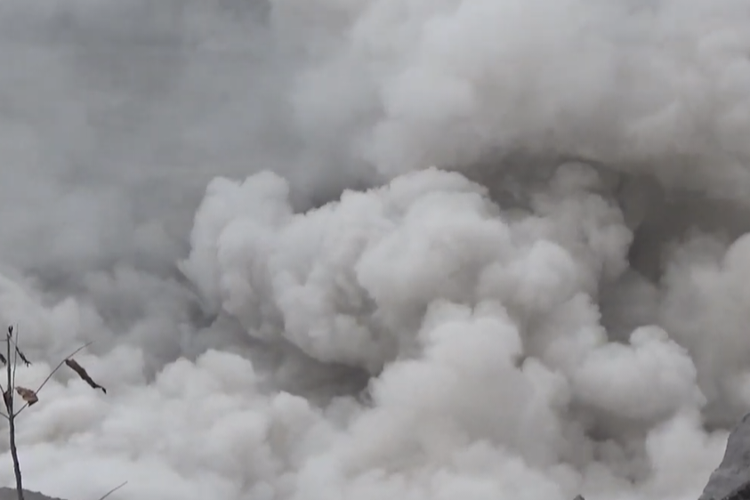Visual letusan sekunder Gunung Semeru di sekitar Jembatan Gladak Perak Lumajang, Kamis (4/12/2025)