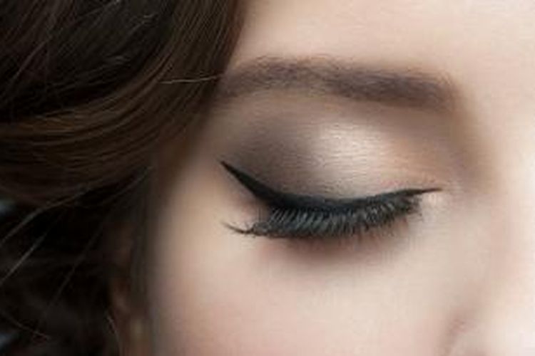 Jika Anda menginginkan bentuk garis mata terlihat natural, infaillible eyeliner adalah pilihan paling tepat. Penggunaan infaillible eyeliner akan membuat garis mata Anda tampak natural dan lebih tebal. 