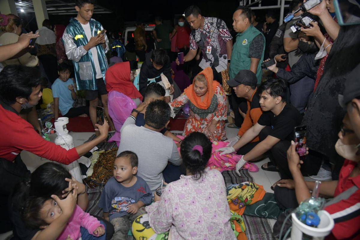 Pelaksana tugas atau Plt. Wali kota Semarang, Hevearita Gunaryanti Rahayu meninjau langsung meninjau tempat pengungsian korban banjir di Perumahan Dinar Indah, Meteseh, Kecamatan Tembalang, Semarang, Jumat (7/1/2023).