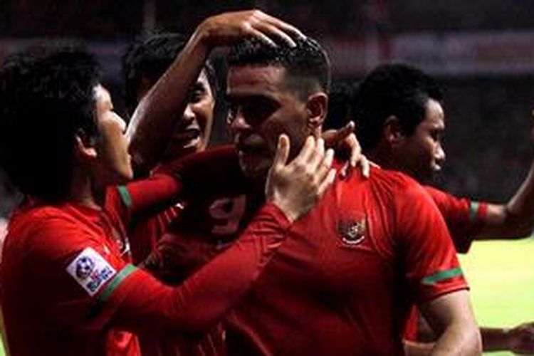 Pemain timnas Indonesia, Cristian Gonzales (kanan) dan Ahmad Bustomi.