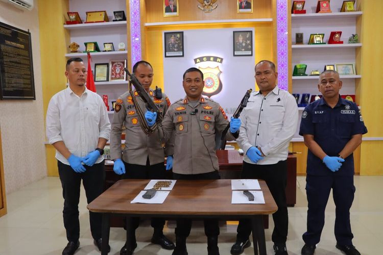 Kapolres Aceh Tamiang AKBP Muhammad Yanis memperlihatkan dua pucuk senjata api laras panjang ditemukan di dalam satu lubang di tepi laut Kecamatan Mayang Payek, Kabupaten Aceh Tamiang, Provinsi Aceh, Selasa (10/10/2023)