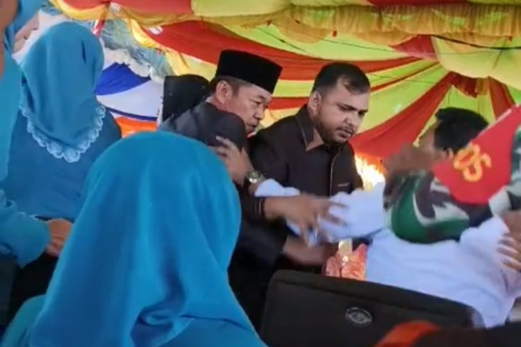 Bupati Rohil Afrizal Sintong dan Wakilnya, Sulaiman terlibat pertengkaran saat acara pelantikan kepala desa di Kecamatan Pekaitan, Kabupaten Rokan Hilir, Riau, Kamis (1/2/2024).