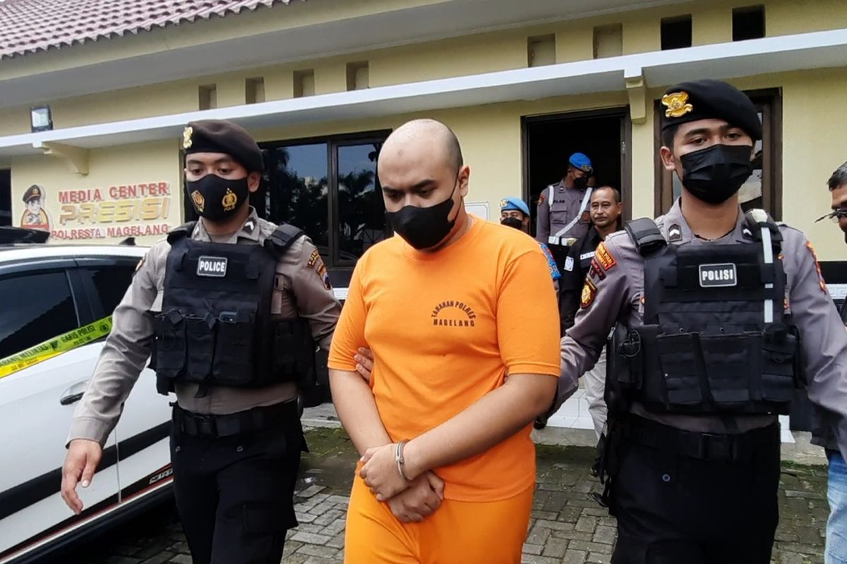 Tersangka DDS (22), digelandang petugas ke tahanan Mapolresta Magelang, usai gelar perkara kasus pembunuhan berencana satu keluarga menggunakan racun sianida, Selasa (6/12/2022)