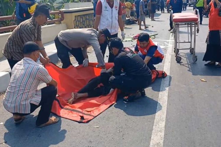 Evakuasi korban kecelakaan truk dengan sepeda motor di Kecamatan Sambungmacan, Kabupaten Sragen, Jawa Tengah (Jateng), mengakibatkan sepasang suami isteri meninggal dunia.