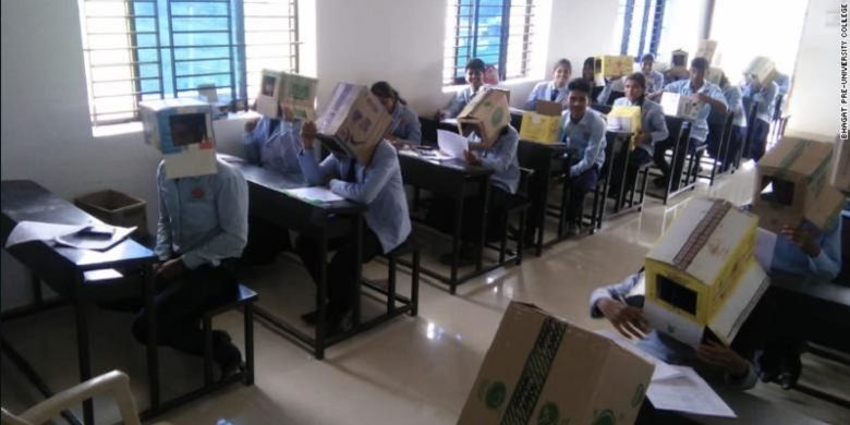 Gambar yang viral menunjukkan murid sekolah di India memakai kardus saat mengerjakan ujian.
