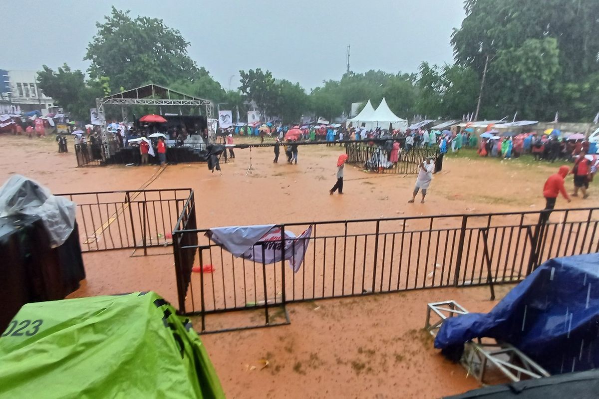 Lokasi kampanye Partai Solidaritas Indonesia (PSI) di Lapangan Bola Kedoya, Kedoya Selatan, Kebon Jeruk, Jakarta Barat, tergenang air setelah diguyur hujan deras, Sabtu (27/1/2024).