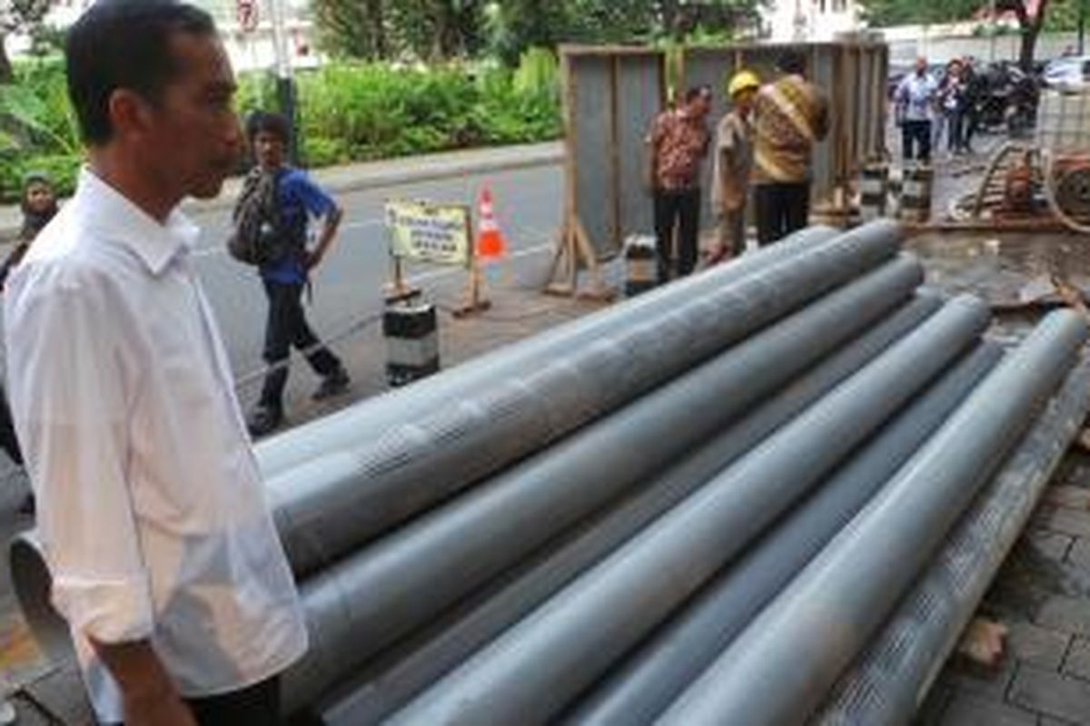 Gubernur DKI Jakarta Joko Widodo meninjau pengerjaan sumur resapan dalam di depan kediaman dinasnya, Jalan Suropati nomor 7, Menteng, Jakarta Pusat.