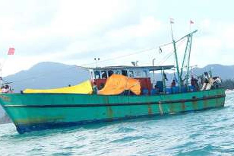 Kapal Imigran asal Sri Lanka terapung-apung di perairan Lhoknga Aceh Besar karena mengalami kerusakan mesin.