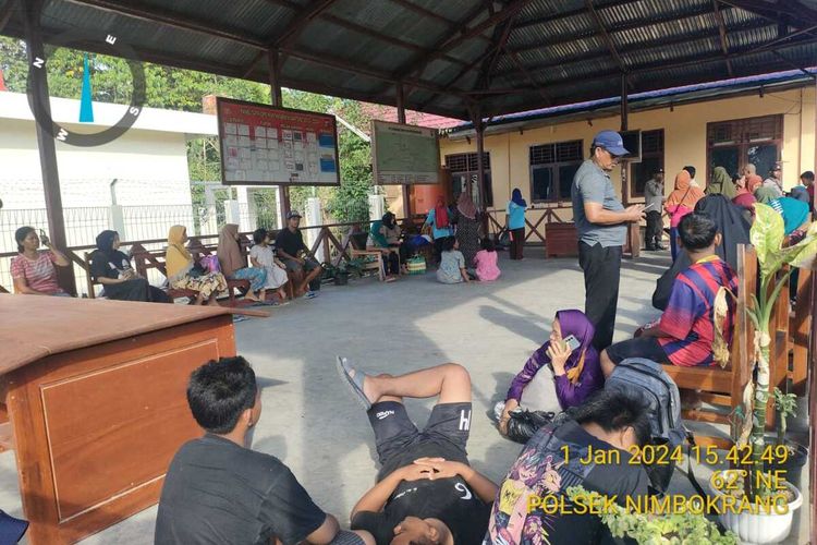Polsek Namblong, saat mendampingi pendataan terhadap ratusan warga yang mengungsi pasca konflik yang terjadi di Kampung Besum, Distrik Namblong, Kabupaten Jayapura, Papua, Kamis (3/1/2024).