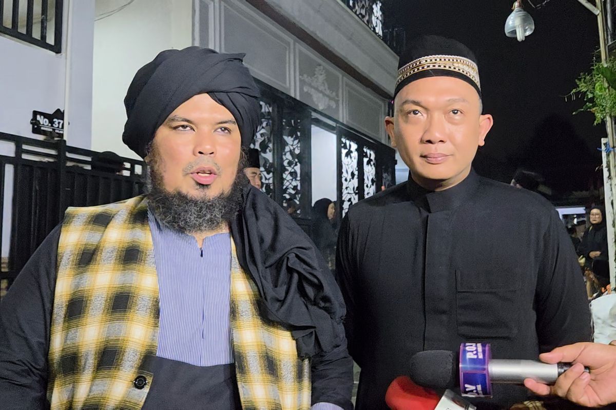 Ustadz Derry Sulaiman dan Jhon LBF saat menghadiri acara tahlil mengenang 7 hari wafatnya Mpok Alpa, Kamis (21/8/2025)