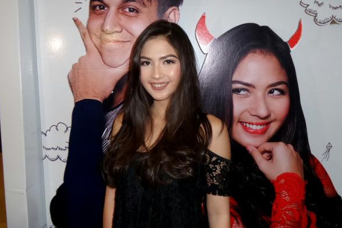 Artis peran Jessica Mila saat diabadikan di gala premiere film Jomblo Ngenest di XXI Mall Kasablanka, Jakarta Selatan, Senin (9/1/2017).