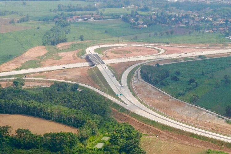 Jalan Tol Trans-Sumatera dilihat melalui pantauan udara, Minggu (2/6/2019)