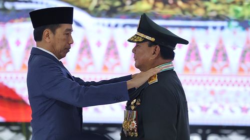 "Kuncian Politik" Jokowi di Balik Bintang Empat Prabowo