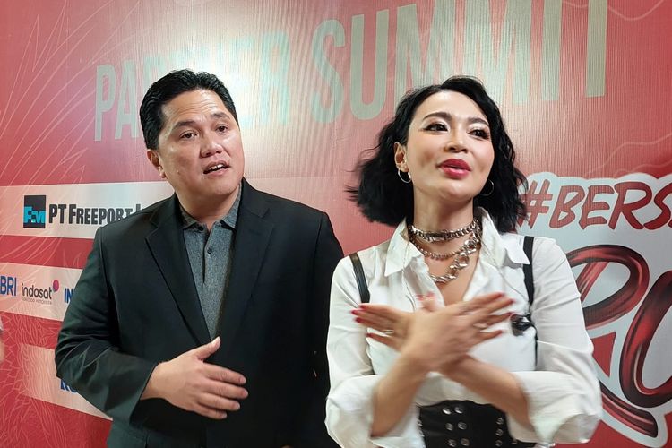 Ketua Umum PSSI, Erick Thohir, berfoto bersama penyanyi Wika Salim seusai peluncuran lagu timnas Indonesia berjudul Bersama Garuda dalam acara Partner Summit PSSI di Hotel JW Marriot, Jakarta, Rabu (27/9/2023).