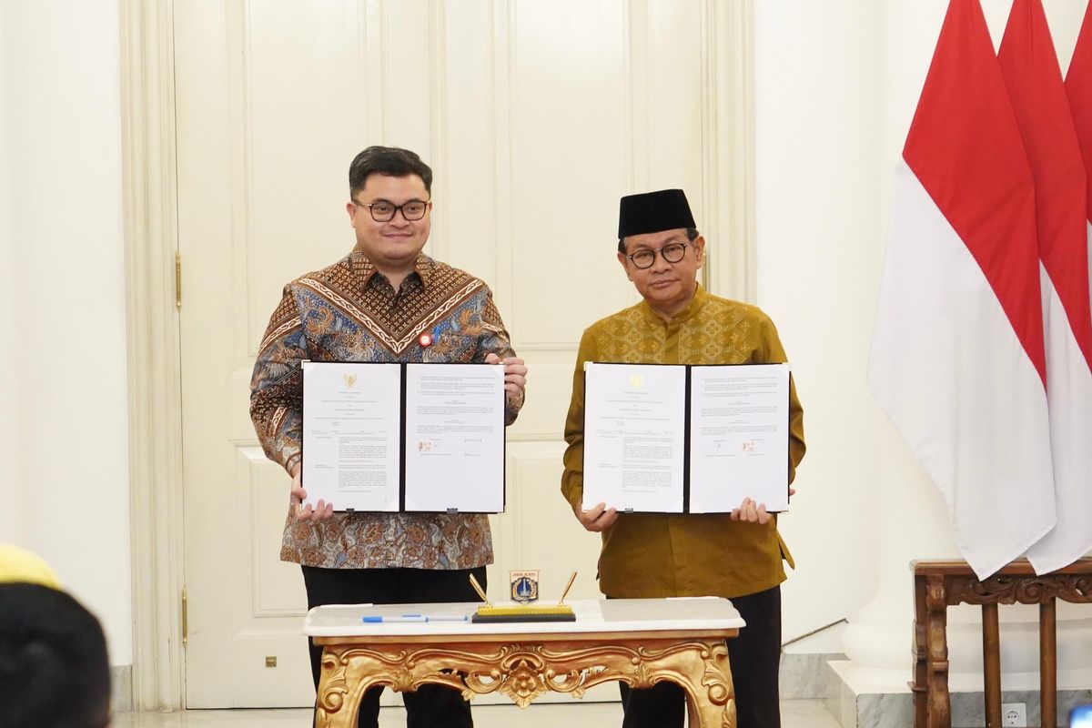 Bupati Kediri Hanindhito Himawan Pramana bersama Gubernur DKI Jakarta Pramono Anung menunjukkan naskah kesepakatan bersama pengembangan potensi daerah dan peningkatan pelayanan publik yang digelar di Balai Kota Pemprov DKI Jakarta, Jumat (16/5/2025).