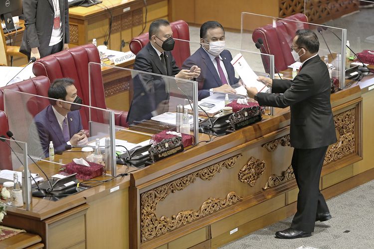 Menteri Dalam Negeri Tito Karnavian (kanan) menyampaikan pandangan pemerintah kepada Wakil Ketua DPR Sufmi Dasco Ahmad (ketiga kanan) disaksikan Azis Syamsudin (kiri) dan Rahmat Gobel (kedua kanan) saat Rapat Paripurna DPR RI Ke-23 Masa Persidangan V Tahun Sidang 2020-2021 di Gedung Nusantara II, Senayan, Jakarta, Kamis (15/7/2021). Rapat tersebut mengesahkan Perubahan Kedua atas Undang-Undang Nomor 21 tentang Otonomi Khusus Provinsi Papua. ANTARA FOTO/Joni Iskandar/HO/mrh/hp.