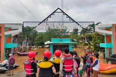 Warga Perumahan Bumi Nasio Indah Pilih Bertahan, Petugas Antar Logistik dengan Perahu Karet