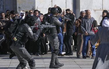 Pasukan keamanan Israel bersiaga saat bentrok dengan demonstran Palestina di kompleks Masjid Al Aqsa di Kota Tua Yerusalem, Jumat (15/4/2022). Pasukan keamanan Israel memasuki kompleks masjid Al-Aqsha di Yerusalem sebelum fajar pada Jumat ketika ribuan warga Palestina berkumpul untuk shalat.