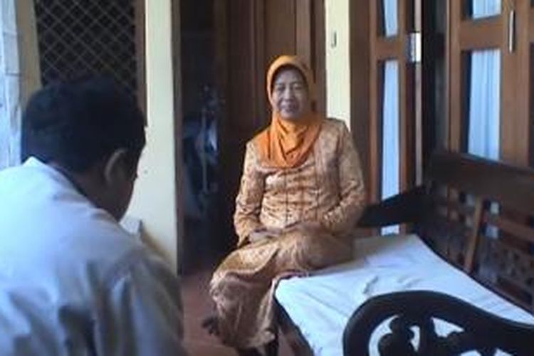 Ibunda Jokowi, Sudjiatmi, menemui wartawan di Solo pada hari Jumat (9/8/2013). 