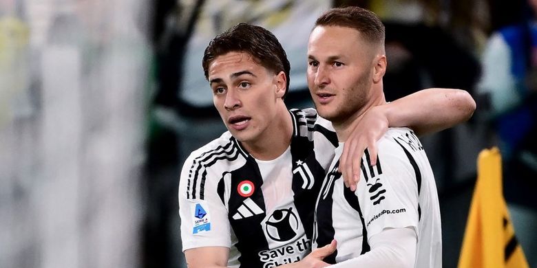 Teun Koopmeiners (kanan) merayakan gol dengan Kenan Yildiz dalam pertandingan Serie A Liga Italia antara Juventus vs Lecce di Stadion Allianz di Turin pada 12 April 2025. (Photo by MARCO BERTORELLO / AFP)