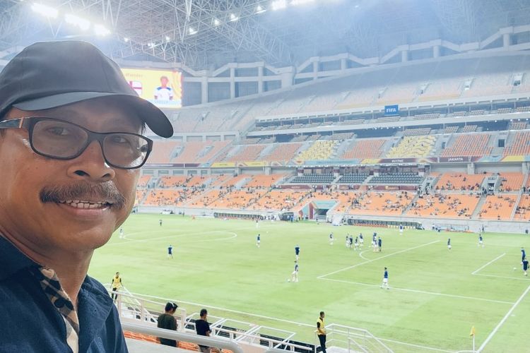 Pelatih Indonesia Ibnu Grahan saat menyaksikan laga Piala Dunia U17 2023 Indonesia di Jakarta International Stadium.