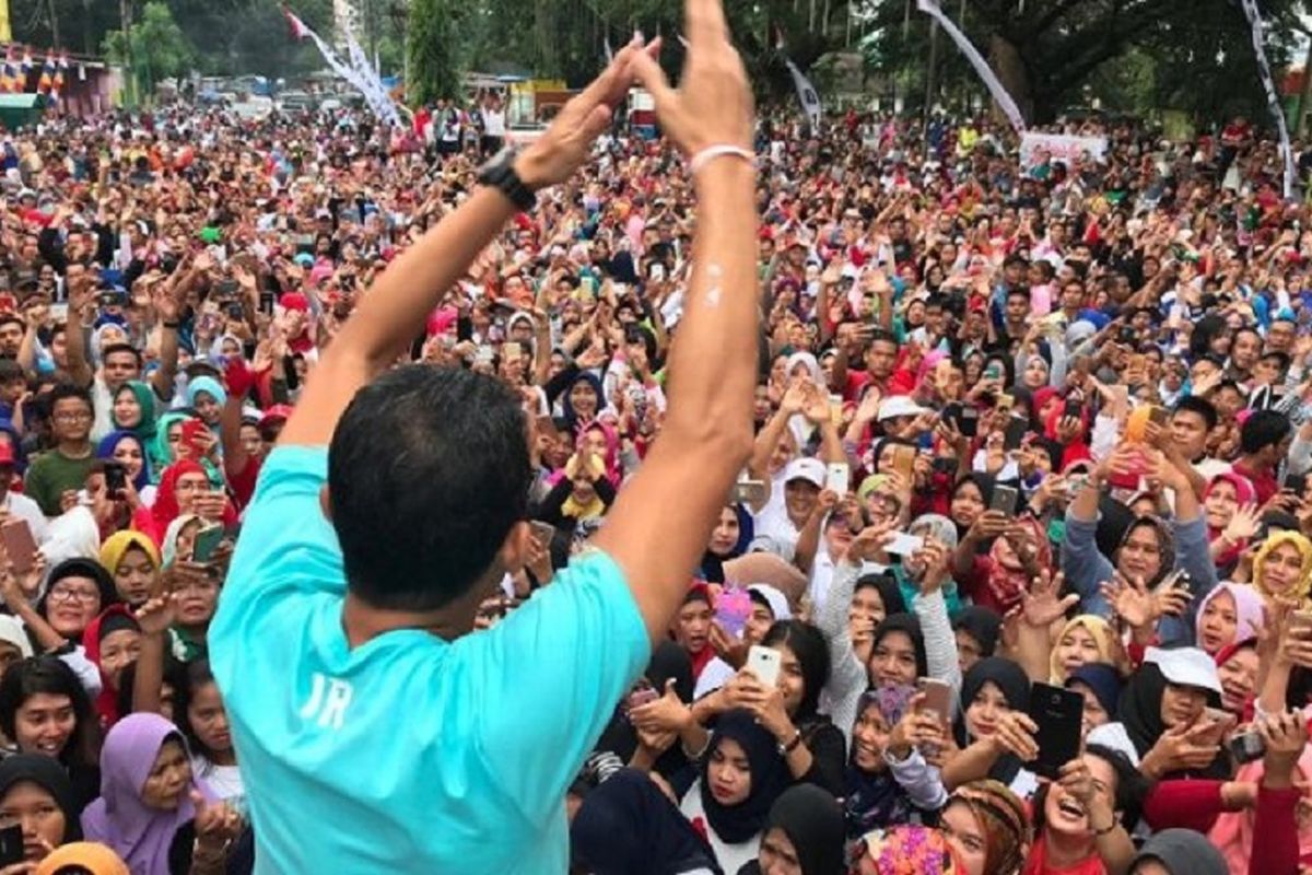 Bakal Calon Wakil Presiden Sandiaga Uno membuka kegiatan jalan sehat bersama yang dimulai di Stadion Teladan, Medan, Sumatera Utara, Minggu (16/9/2018). Sandi disambut meriah oleh sekitar 30.000 peserta jalan sehat yang mayoritas adalah omak-omak (emak-emak) Sumatera Utara. 