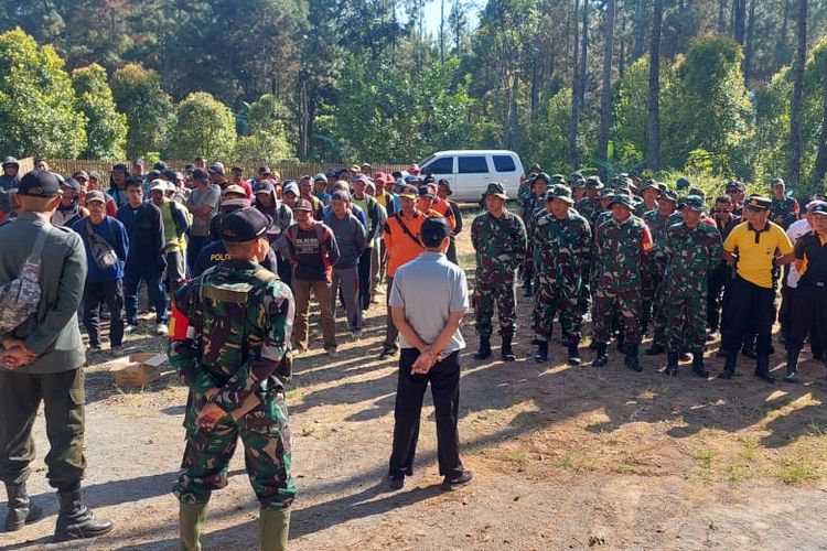 Caption: KPH Kediri bersama stakeholder terkait saat melakukan apel pemadaman api di Lereng Gunung Wilis, Rabu (30/8/2023). 