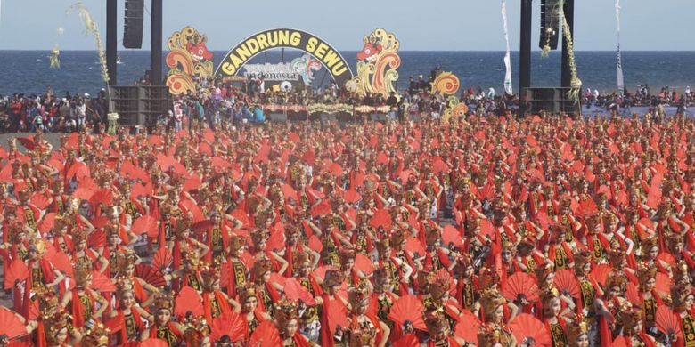 Sebanyak 1.173 penari Gandrung menari di Festival Gandrung Sewu yang di gelar di Pantai Boom Banyuwangi, Jawa Timur, Sabtu (20/10/2018).