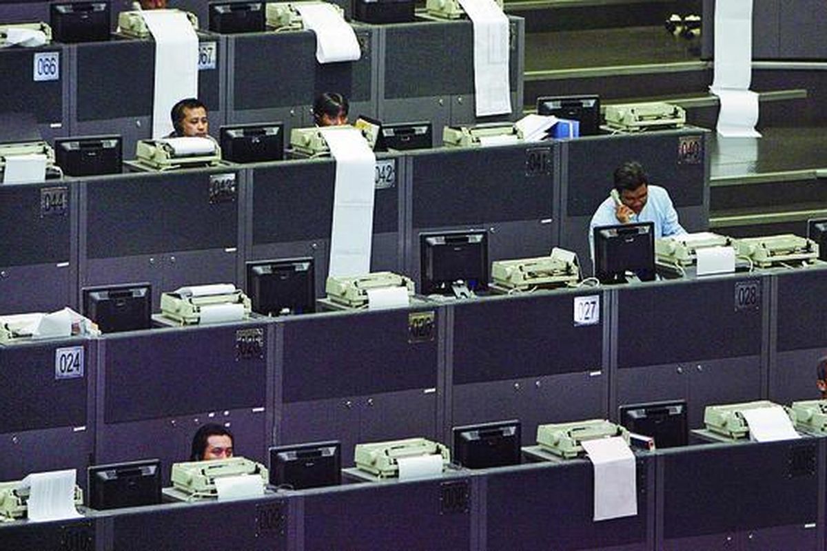 Pialang menjalankan aktivitas perdagangan saham di lantai Bursa Efek Indonesia, Jakarta.