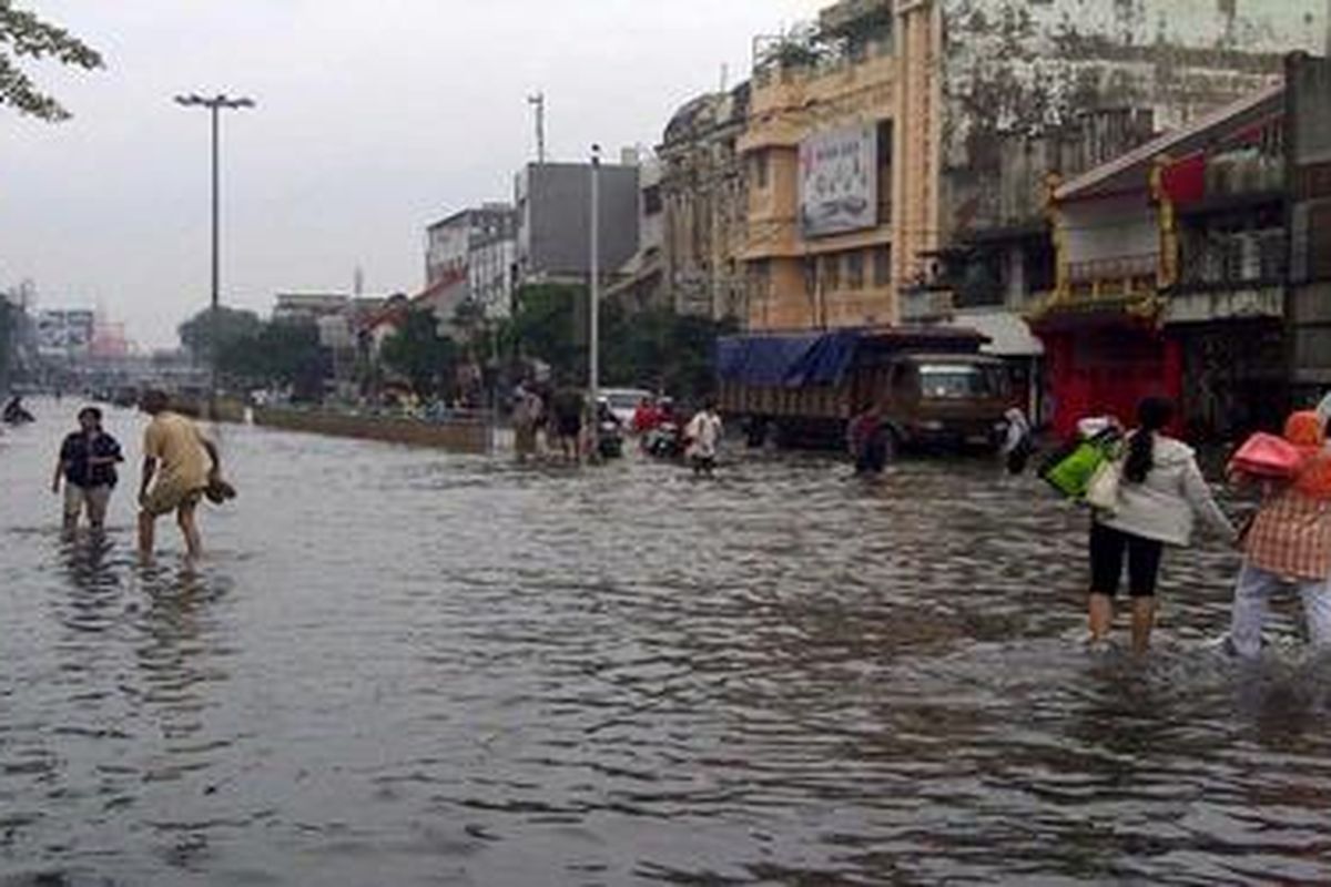 Jembatan Batu Manggadua banjir, Kamis (17/1/2013).