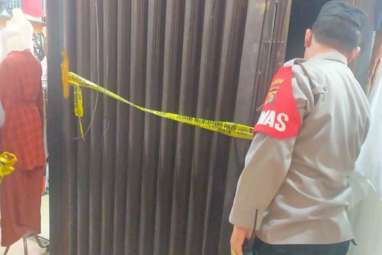 Polisi melakukan olah TKP di lokasi lift jatuh di pusat perbelanjaan Pasaraya Bandung di Jalan Rustam Effendi, Kelurahan 18 Ilir, Kecamatan Ilir Timur I, Palembang, Sumatera Selatan,
