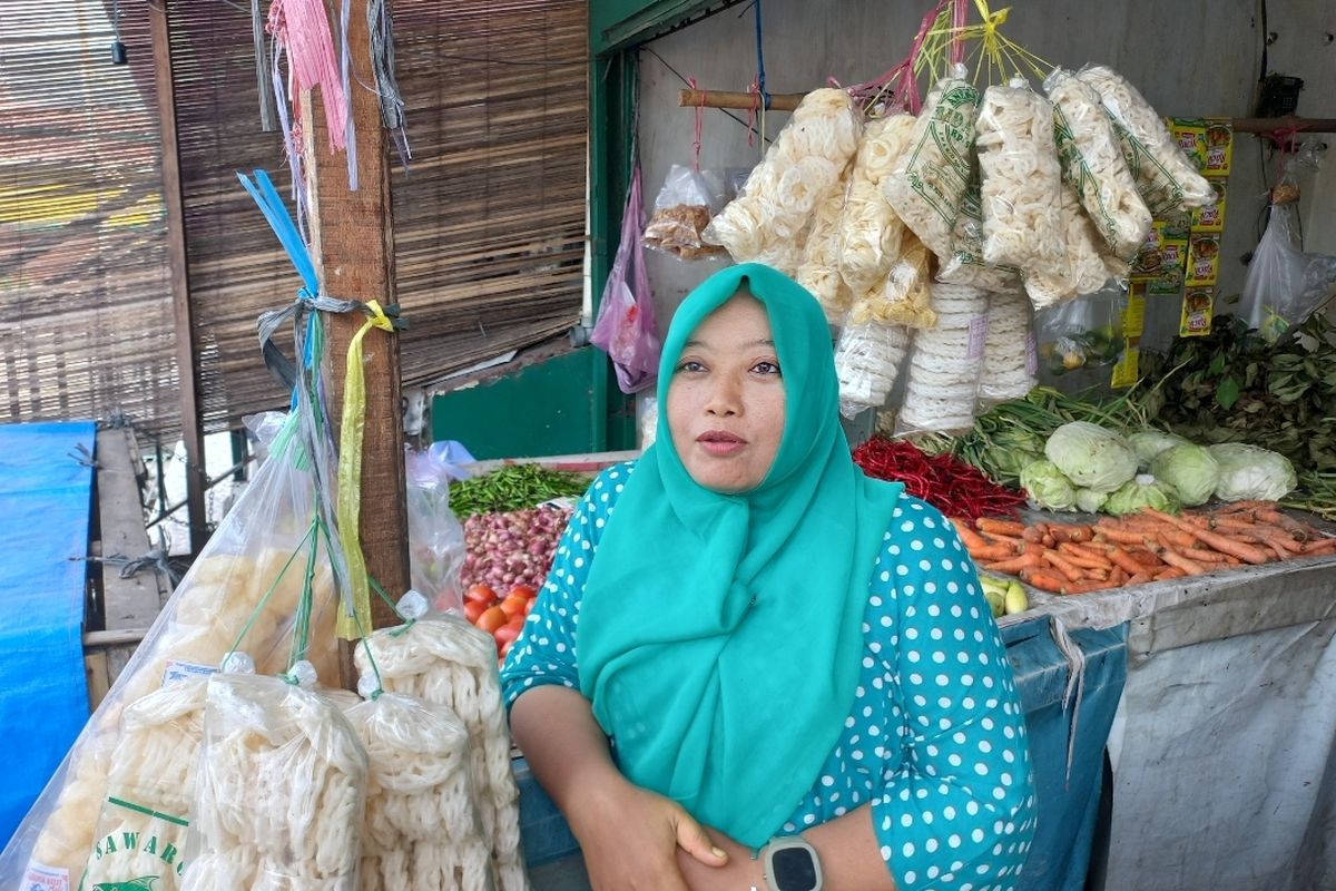 Pedagang sayuran bernama Nur Laela (43) mengeluhkan tumpukan sampah di bahu Jalan KH Ahmad Dahlan, tepatnya di depan Pasar Rubuh, Petir, Cipondoh, Tangerang pada Selasa (6/6/2023).