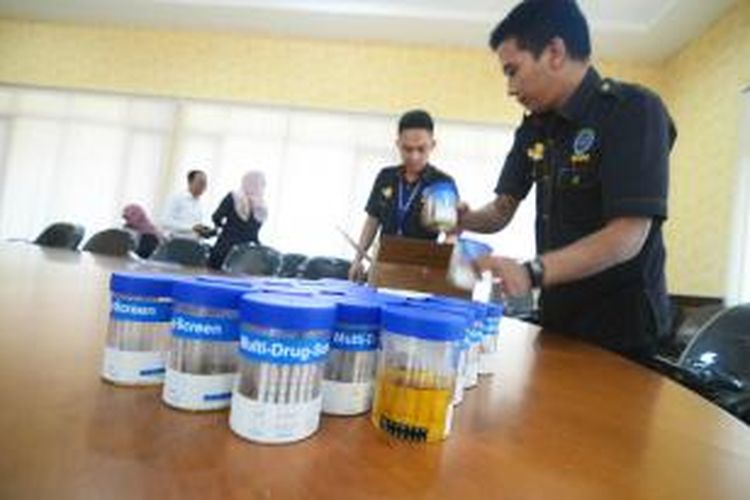 Petugas BNN Kabupaten Bogor sedang mengumpulkan sampel urine dari 40 camat yang menjalani pemeriksaan tes urine di Pendopo Bupati Bogor, Senin (24/8/2015). Tahun ini BNN dan Pemerintah Kabupaten Bogor menargetkan 5.000 PNS untuk menjalani tes urine sebagai upaya pencegahan peredaran narkoba di lingkungan Pemerintah Daerah Kabupaten Bogor. K97-14