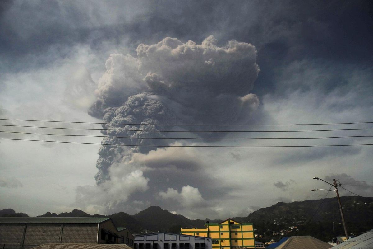 Gunung berapi La Soufriere di Pulau Karibia kembali meletus. Gunung berapi ini tidak aktif sejak tahun 1979, setelah beberapa dekade, kembali meletus pada Jumat (9/4/2021) pagi. 
