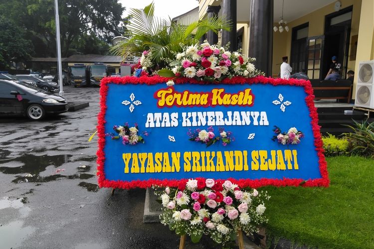 karangan bunga bertenger di beranda Mapolrestabes Bandung. ucapan terimakasih tersebut dihaturkan para transpuan atas kinerja kepolisian yang berhasil menangkap pelaku.
