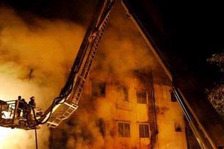 Petugas pemadam kebakaran Bangladesh mencoba memadamkan kebakaran di pabrik tekstil di Savar, takjauh dari Dhaka, Sabtu (24/11/2012) malam.