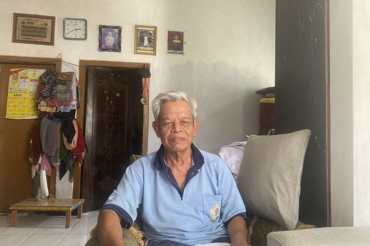 Apip guru honorer yang malu mendaftar CPNS dan pasrah hanya mendapatkan gaji Rp 300 ribu.