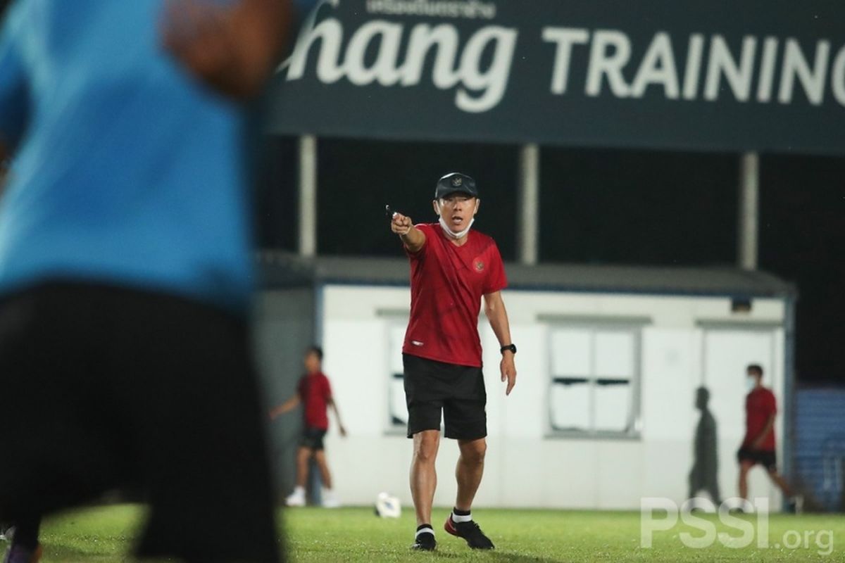 Pelatih timnas Indonesia Shin Tae-yong memimpin latihan skuadnya di Chang Training Ground, Buriram, Thailand, pada Selasa (5/10/2021) malam.