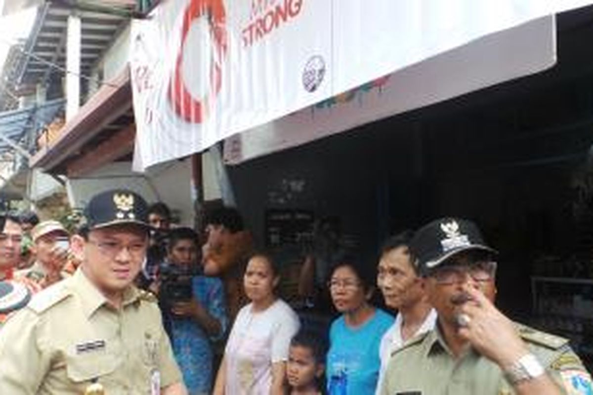 Plt Gubernur DKI Jakarta Basuki Tjahaja Purnama saat mensosialisasikan pembebasan lahan kepada warga Bidara Cina, Jakarta Timur, Selasa (18/11/2014). Warga itu harus segera direlokasi untuk pembebasan lahan sodetan Ciliwung-KBT.


