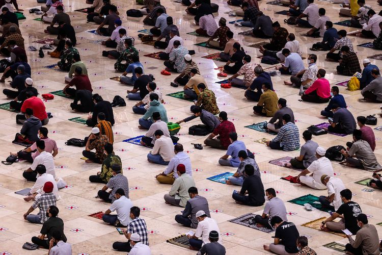 Umat Islam melaksanakan shalat jumat pada bulan Ramadhan 1442 Hijriah di Masjid Istiqlal, Jakarta Pusat, Jumat (23/4/2021). Pengurus Masjid Istiqlal menggelar shalat jumat berjamaah dengan pembatasan jemaah 30 persen dari kapasitas di ruang shalat utama masjid dan menerapkan protokol kesehatan.