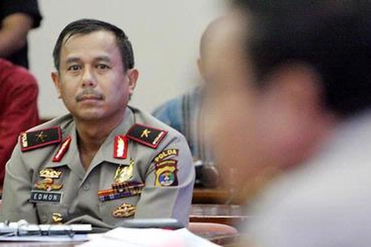 Brigjen Pol Edmon Ilyas (kiri) mendengarkan Kadiv Humas Mabes Polri Irjen Edward Aritonang saat jumpa pers di Mabes Polri, Jalan Trunojoyo, Jakarta, Jumat (19/3/2010). Mabes polri mengadakan jumpa pers terkait pernyatan mantan Kabareskrim Komjen Pol Susno Duadji tentang adanya dugaan kasus makelar kasus (markus) pajak Rp 25 miliar di Mabes Polri. Propam Mabes Polri langsung turun tangan memeriksa Brigjen Edmon Ilyas dan Brigjen Raja Erizman yang namanya disebut 