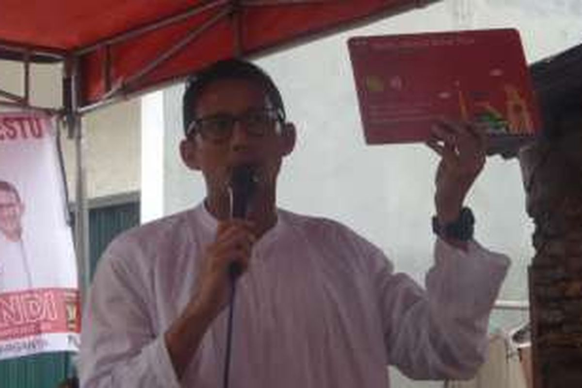 Sandiaga Uno saat mendatangi warga di Kelurahan Pegadungan, Kalideres, Jakarta Barat, Jumat (25/11/2016)