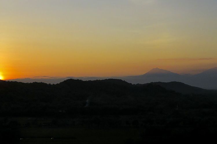 Pesona Sunset di Ufuk Barat, Dilihat dari Puncak Gunung Sepikul